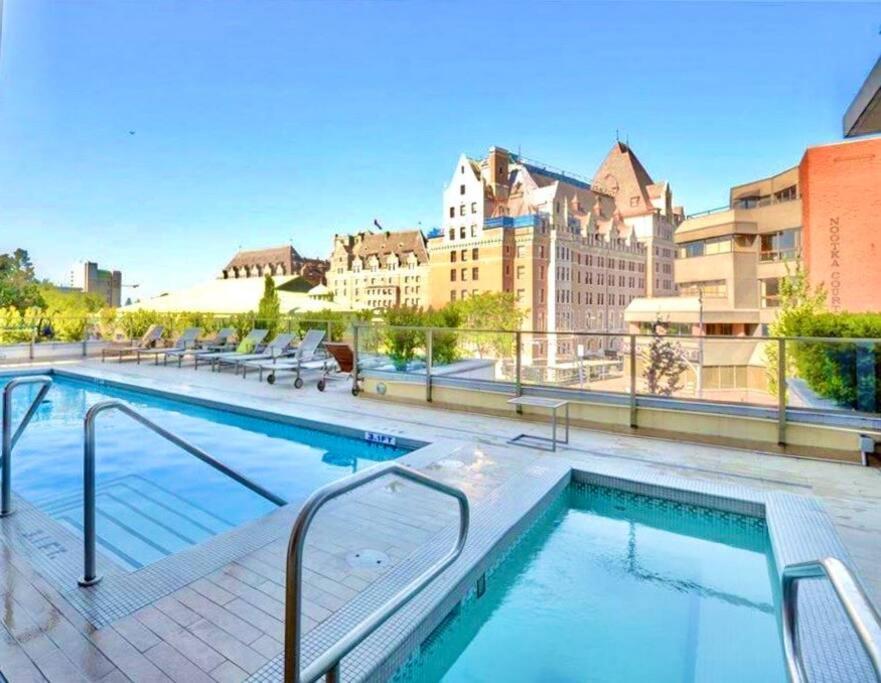 Victoria'S Best Location 2 Bedroom Luxe Condo Buitenkant foto