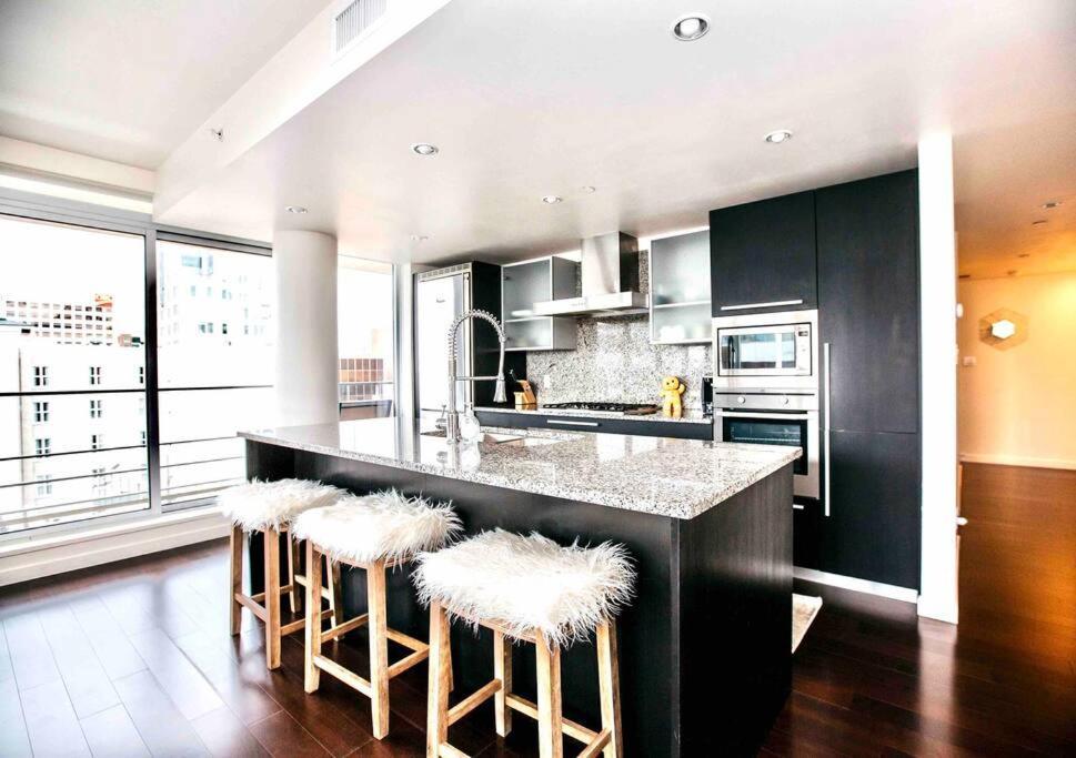 Victoria'S Best Location 2 Bedroom Luxe Condo Buitenkant foto