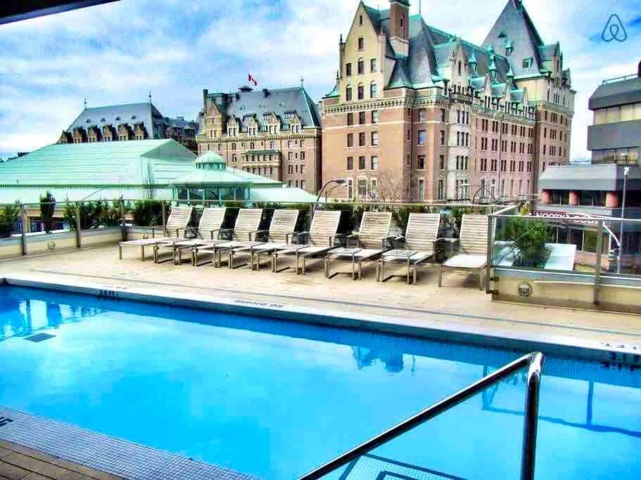 Victoria'S Best Location 2 Bedroom Luxe Condo Buitenkant foto