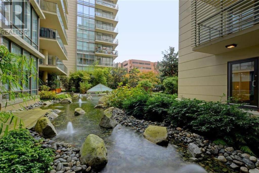Victoria'S Best Location 2 Bedroom Luxe Condo Buitenkant foto