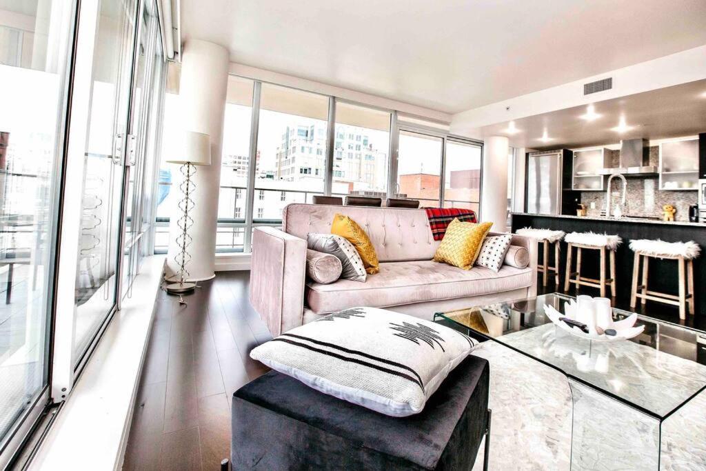 Victoria'S Best Location 2 Bedroom Luxe Condo Buitenkant foto