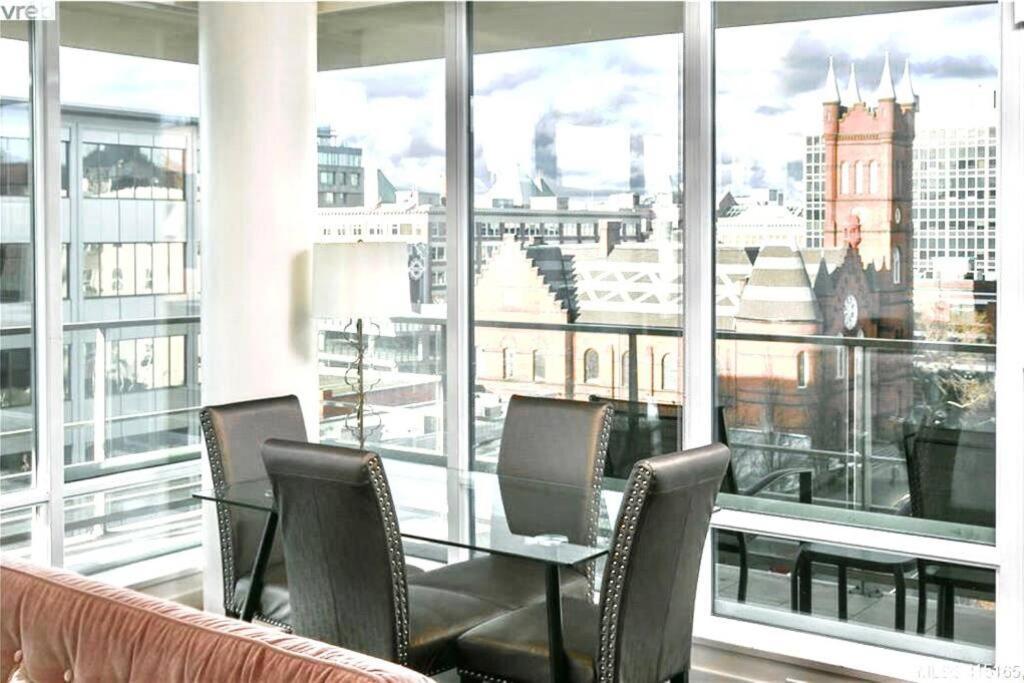 Victoria'S Best Location 2 Bedroom Luxe Condo Buitenkant foto