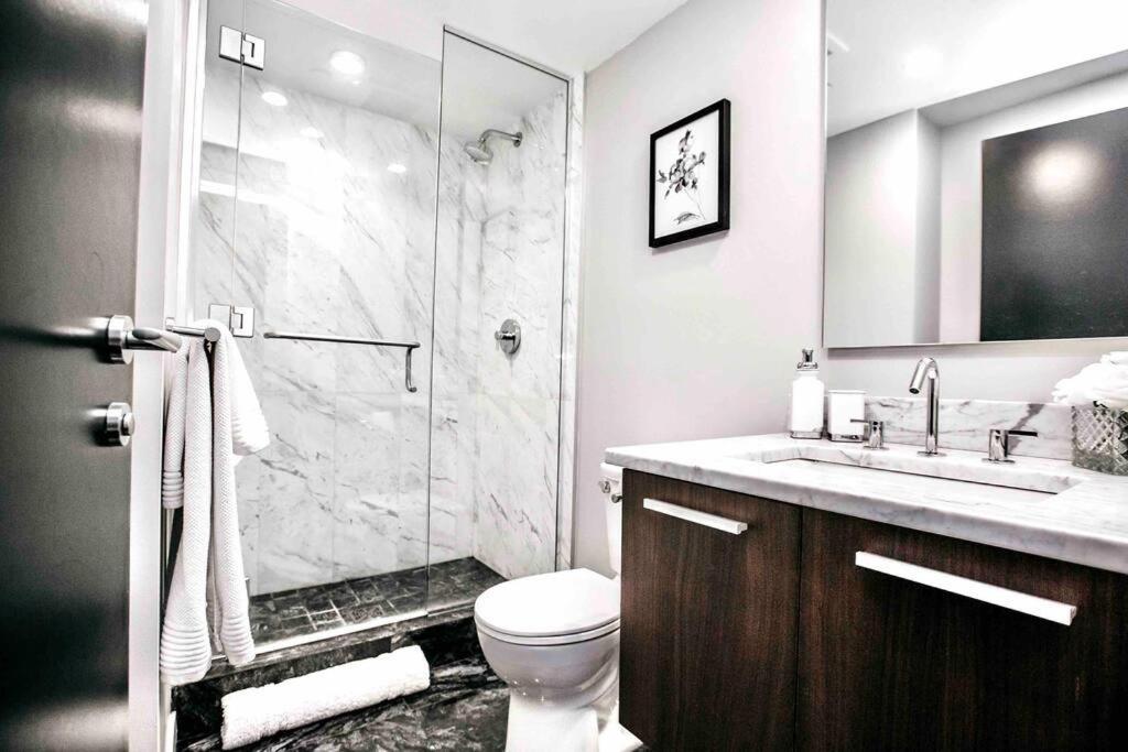 Victoria'S Best Location 2 Bedroom Luxe Condo Buitenkant foto