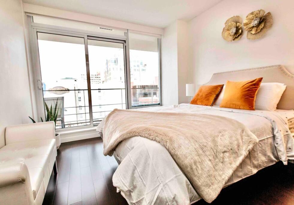 Victoria'S Best Location 2 Bedroom Luxe Condo Buitenkant foto